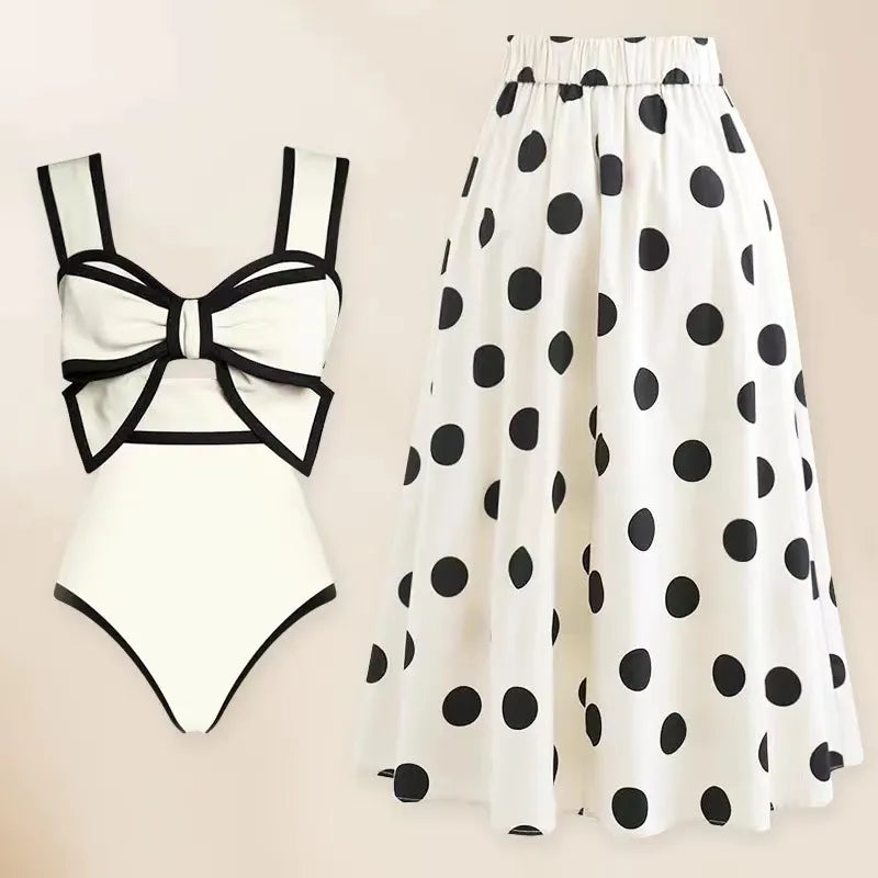 Maillot de bain  1 pièce noir et bain et sa jupe à pois